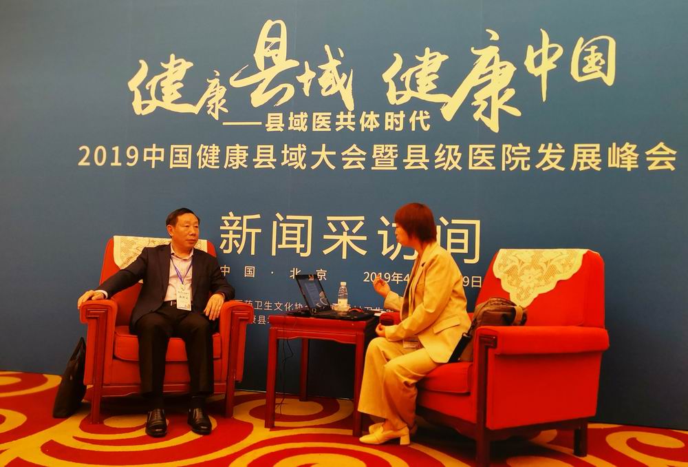 简阳市人民医院院长刘益民（左）接受专访.jpg